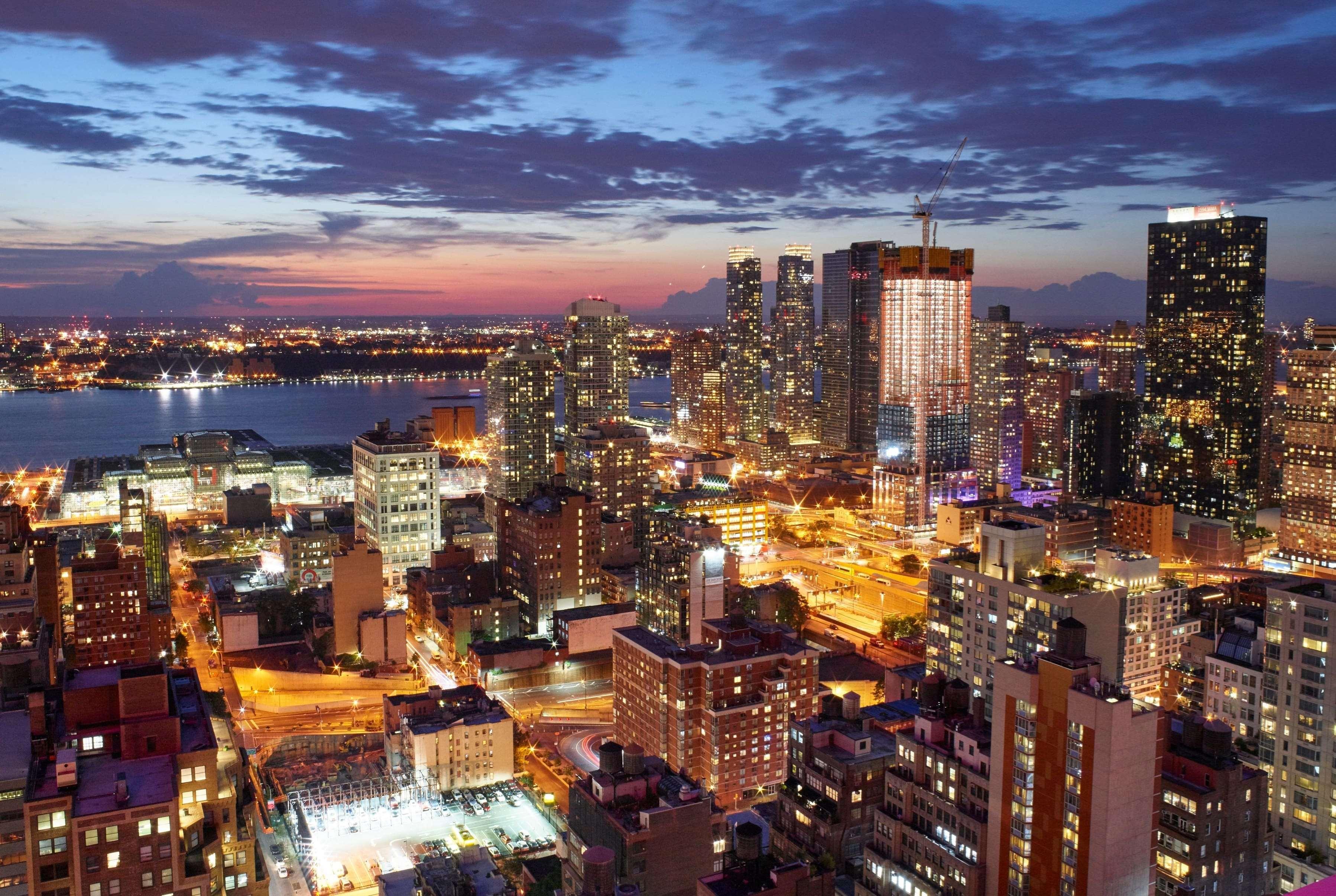 The New Yorker Hotel Esterno foto Manhattan skyline at night