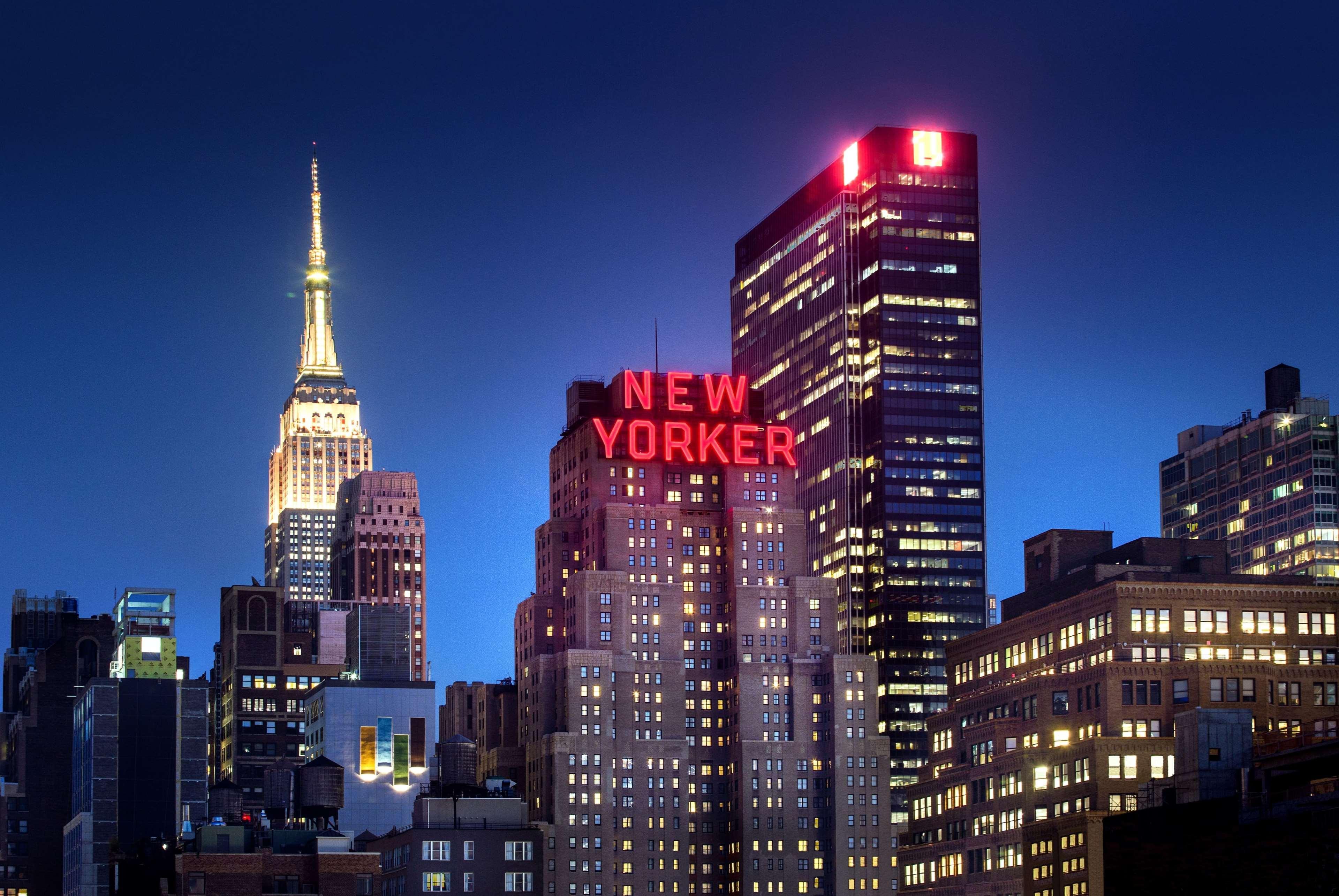 The New Yorker Hotel Esterno foto New York City skyline at night.