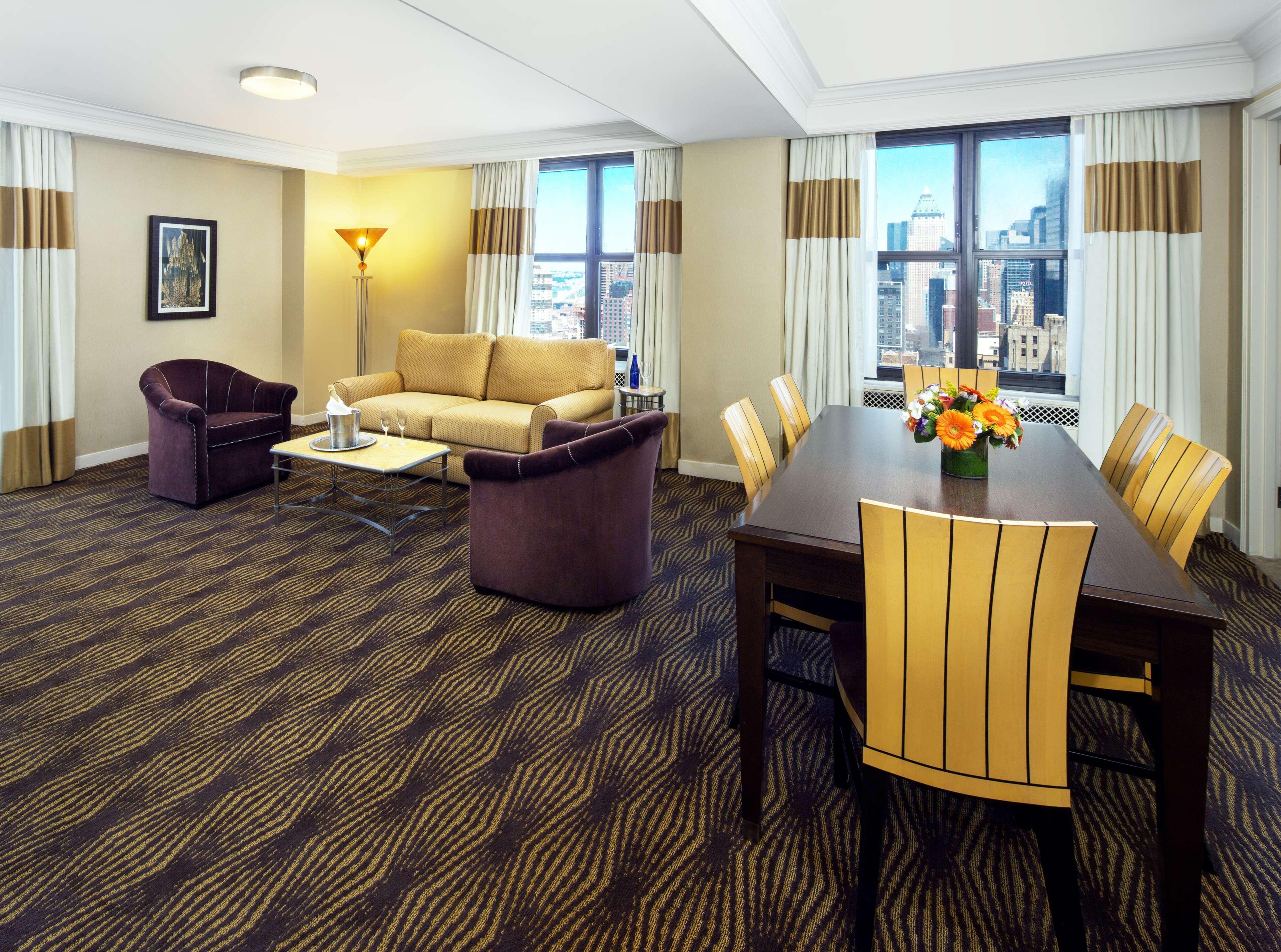 The New Yorker Hotel Esterno foto A living room in a hotel room