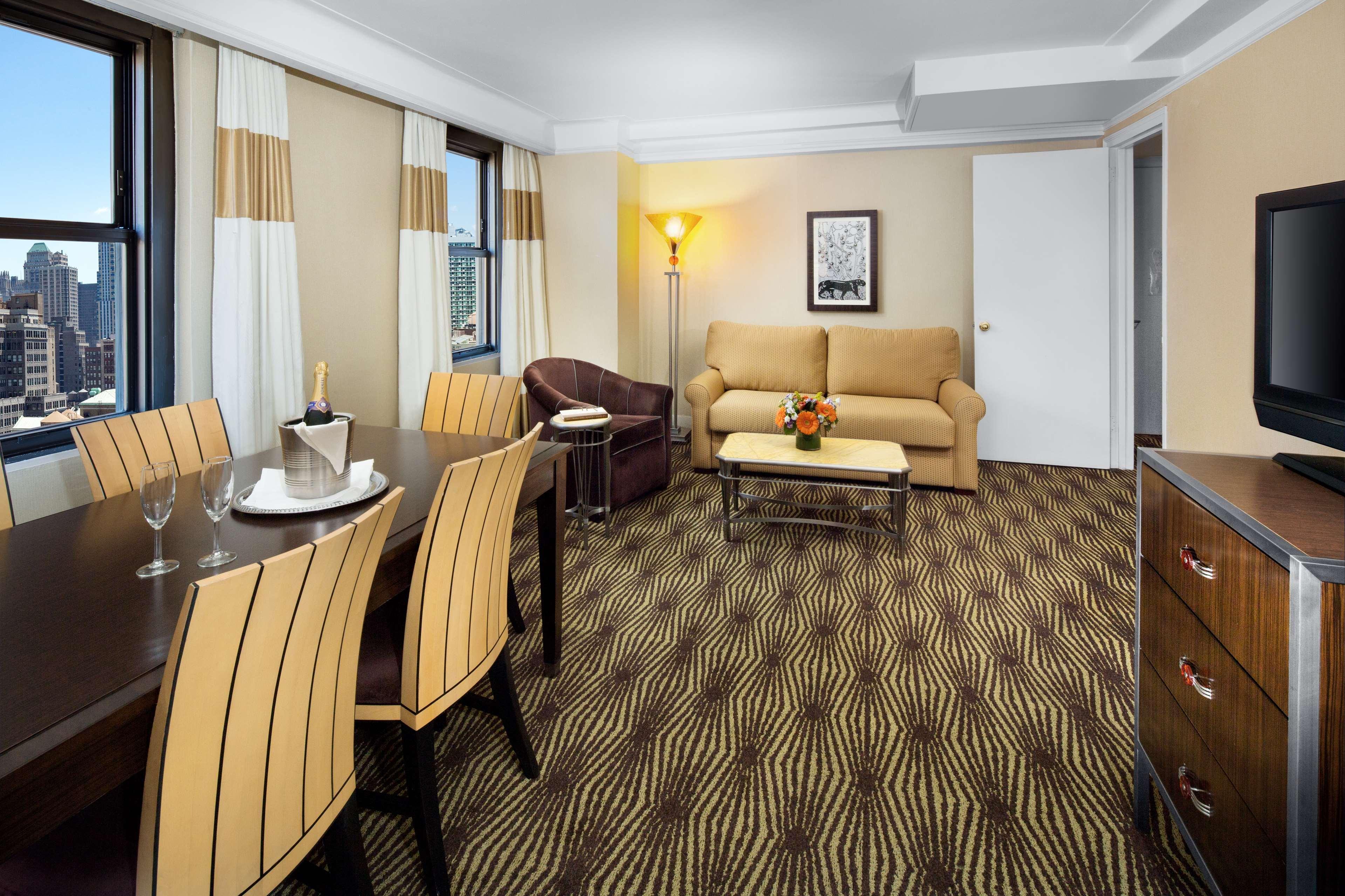 The New Yorker Hotel Esterno foto A living room in a hotel