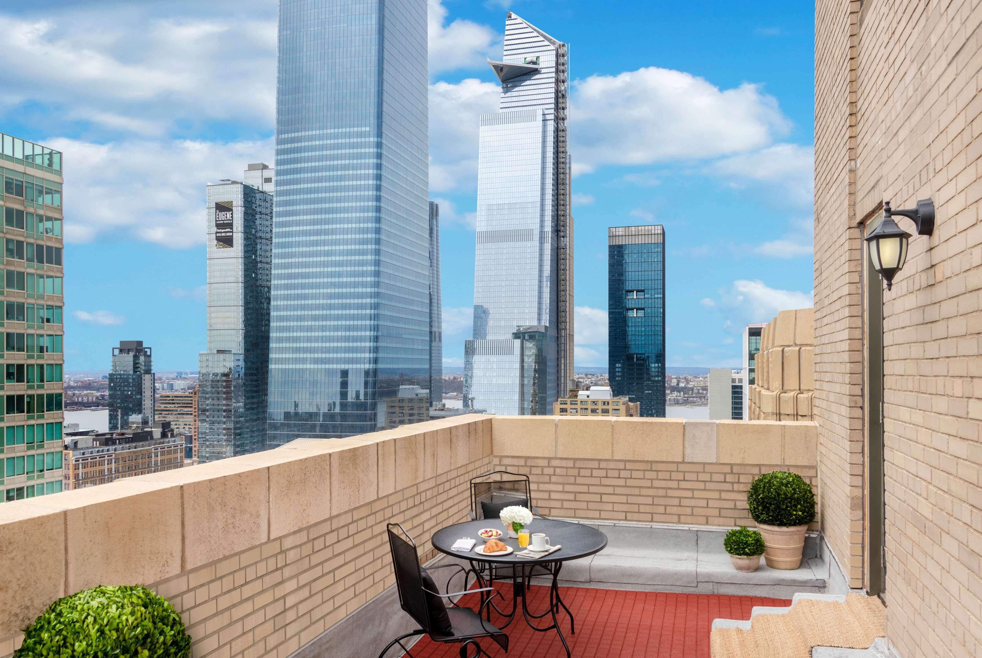 The New Yorker Hotel Esterno foto The view from the 30th floor of the Four Seasons Hotel