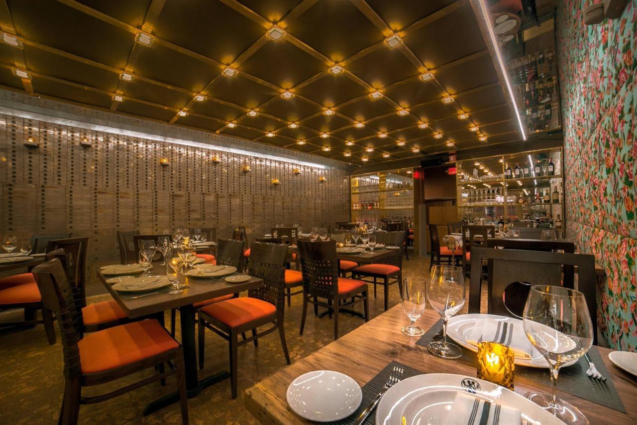The New Yorker Hotel Esterno foto Interior of a restaurant